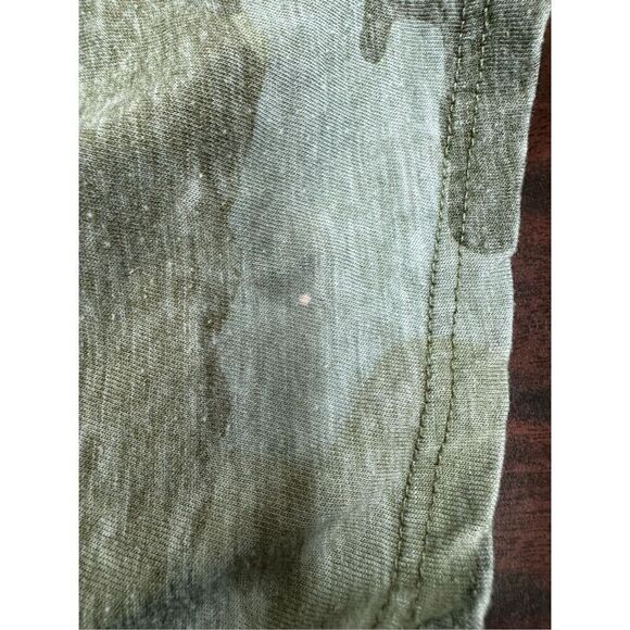 American Eagle Camouflage Short Sleeve Low V-Neck Blouse Size Medium - Picture 3 of 6